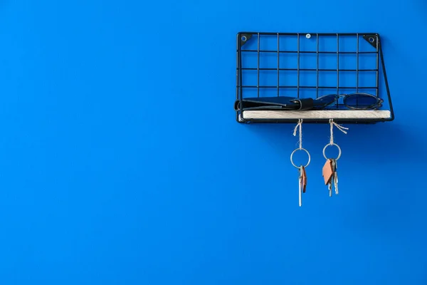 Shelf Accessories Keys Hanging Color Wall — Stock Photo, Image