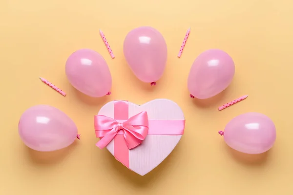 Caixa Presente Com Balões Velas Sobre Fundo Cor — Fotografia de Stock