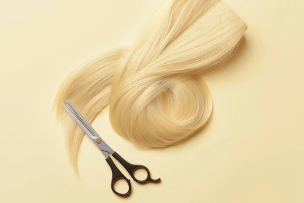Brin Cheveux Blonds Avec Des Ciseaux Sur Fond Couleur — Photo