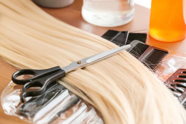 Strand Blonde Hair Scissors Table Closeup — Stock Photo, Image