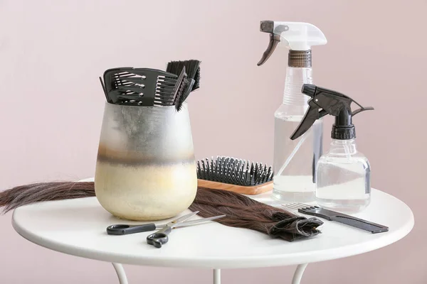 Tisch Mit Friseurwerkzeug Und Haarsträhne Der Nähe Der Farbwand — Stockfoto