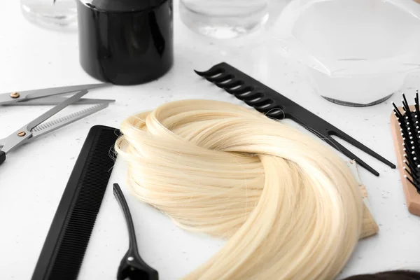 Barber Tools Strand Blonde Hair Table Closeup — Stock Photo, Image