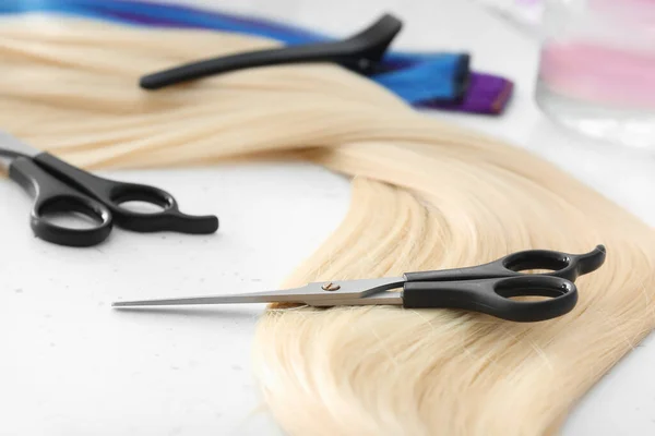 Strand Blonde Hair Scissors Table Closeup — Stock Photo, Image