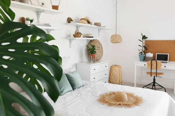 Interior Del Elegante Dormitorio Con Sombreros — Foto de Stock