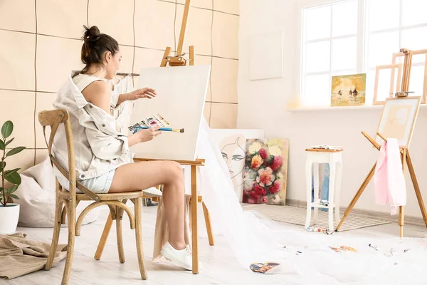 Joven Artista Femenina Pintando Taller —  Fotos de Stock