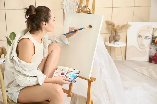 Young Female Artist Painting Workshop — Stock Photo, Image
