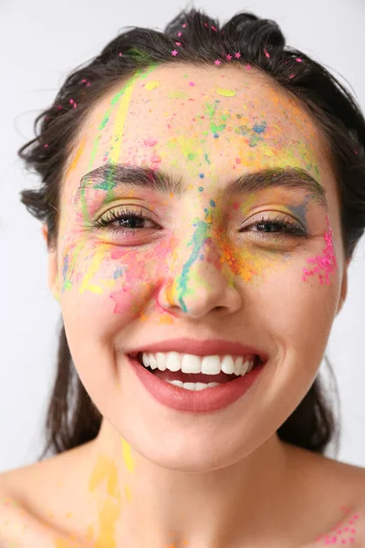Vacker Ung Kvinna Med Färg Ansiktet Mot Ljus Bakgrund — Stockfoto