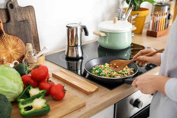 Mulher Cozinhar Arroz Saboroso Com Legumes Fogão Cozinha Close — Fotografia de Stock