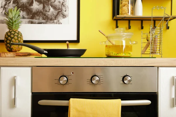 Cuisinière Électrique Moderne Avec Cuisinière Poêle Frire Dans Cuisine — Photo