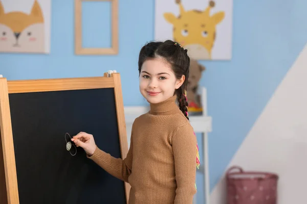 Little Girl Drawing Blackboard Room — Stock Photo, Image