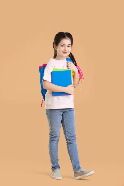 Kleines Mädchen Mit Rucksack Und Notizbüchern Auf Weißem Hintergrund — Stockfoto