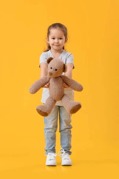 Schattig Klein Meisje Met Speelgoed Kleur Achtergrond — Stockfoto