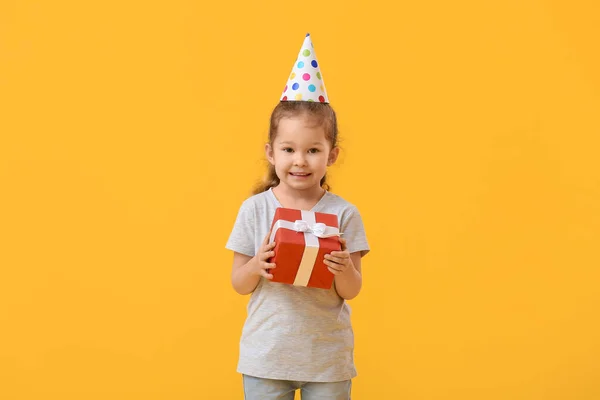 Χαριτωμένο Κοριτσάκι Στο Καπέλο Κόμμα Κουτί Δώρου Στο Φόντο Χρώμα — Φωτογραφία Αρχείου