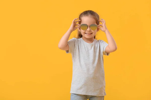 Cute Little Girl Noszenie Okularów Przeciwsłonecznych Tle Koloru — Zdjęcie stockowe