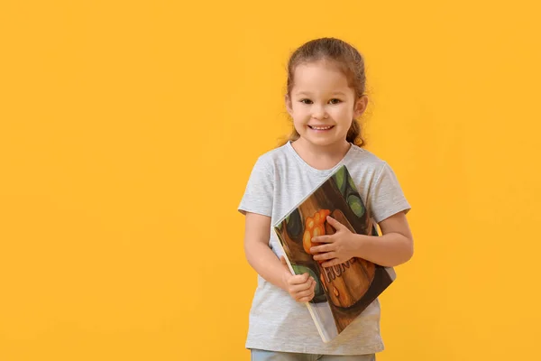 Petite Fille Mignonne Avec Livre Sur Fond Couleur — Photo