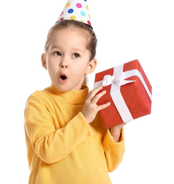 Удивлённая Маленькая Девочка Шляпе Подарочной Коробкой Белом Фоне — стоковое фото