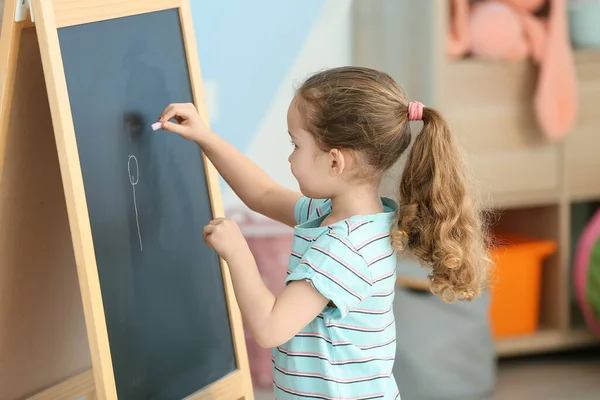 Kleines Mädchen Zeichnet Auf Tafel Zimmer — Stockfoto