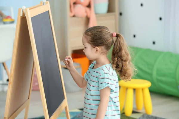 Κοριτσάκι Ζωγραφίζει Στον Πίνακα Στο Δωμάτιο — Φωτογραφία Αρχείου