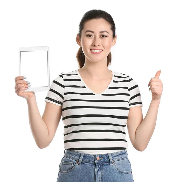 Krásná Mladá Žena Počítačem Tablet Ukazující Palec Nahoru Bílém Pozadí — Stock fotografie