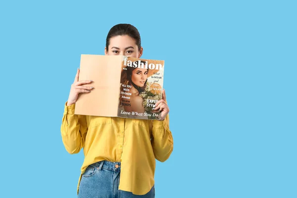 Mujer Joven Con Revista Sobre Fondo Color — Foto de Stock