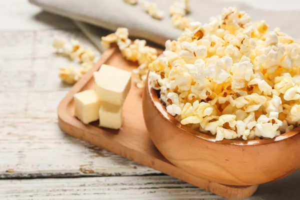 Cuenco Con Sabrosas Palomitas Maíz Mantequilla Sobre Fondo Madera Clara —  Fotos de Stock