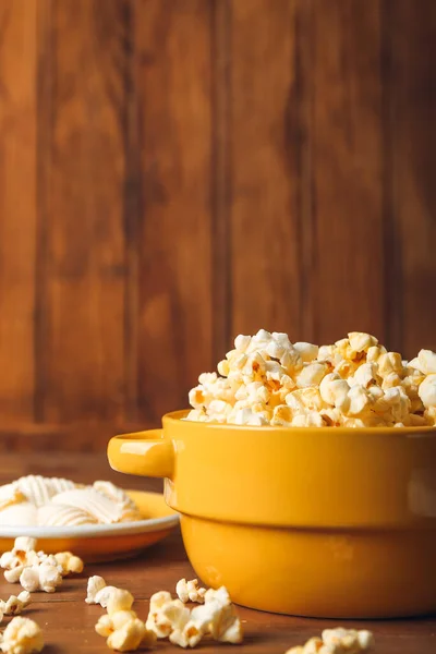 Schalen Met Lekkere Popcorn Boter Houten Ondergrond — Stockfoto