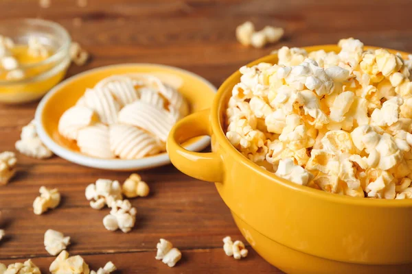 Mísy Chutným Popcornem Máslem Dřevěném Pozadí — Stock fotografie