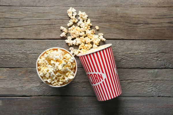 Eimer Mit Leckerem Popcorn Auf Holzboden — Stockfoto
