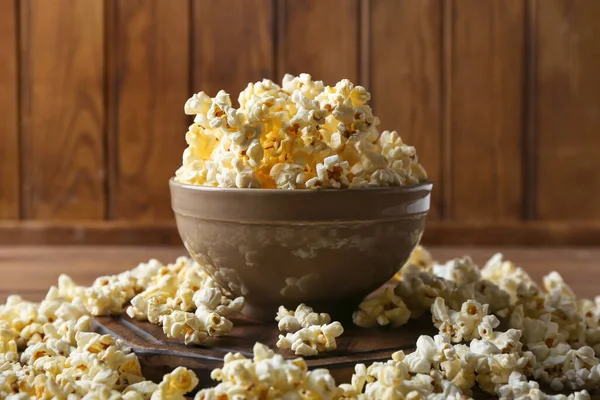 Mísa Chutným Popcornem Dřevěném Pozadí — Stock fotografie