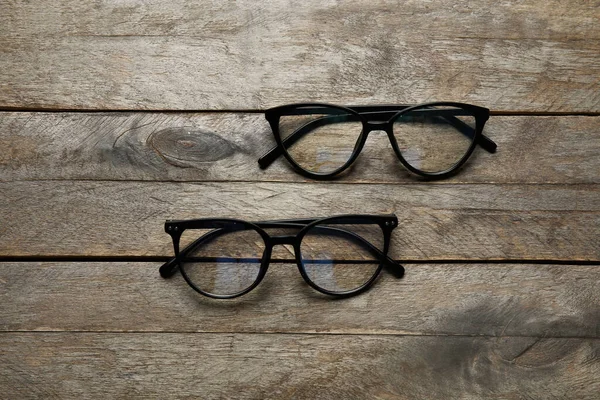 Diferentes Óculos Elegantes Fundo Madeira — Fotografia de Stock
