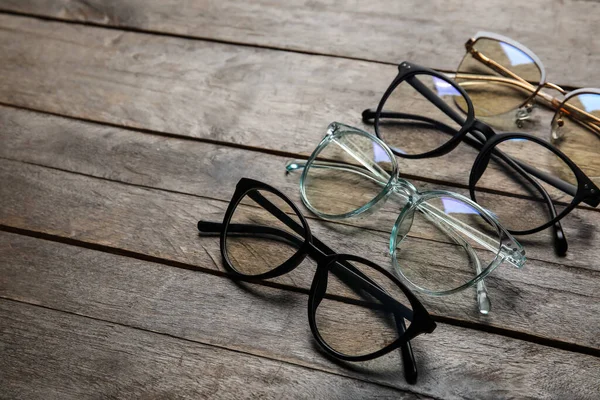 Différentes Lunettes Élégantes Sur Fond Bois — Photo