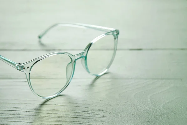 Stilvolle Brille Auf Farbigem Holzhintergrund Nahaufnahme — Stockfoto