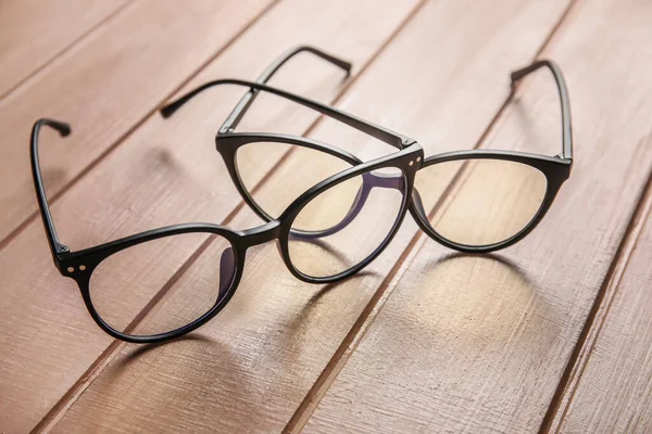 Olika Snygga Glasögon Färg Trä Bakgrund Närbild — Stockfoto