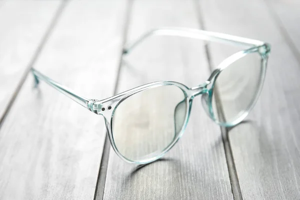 Stilvolle Brille Auf Grauem Holzgrund Nahaufnahme — Stockfoto
