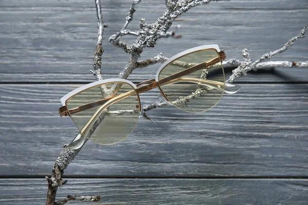 Lunettes Élégantes Sur Fond Bois Gris — Photo