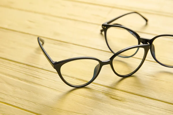 Diferentes Gafas Vista Con Estilo Sobre Fondo Madera Color Primer — Foto de Stock