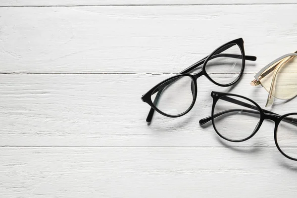 Diferentes Óculos Elegantes Fundo Madeira Branca — Fotografia de Stock