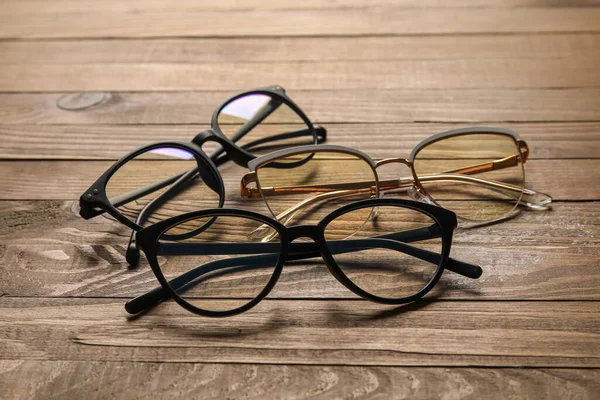 Diferentes Óculos Elegantes Fundo Madeira — Fotografia de Stock