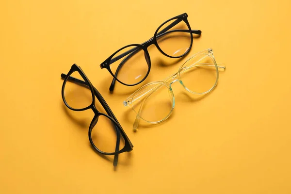 Diferentes Gafas Vista Con Estilo Sobre Fondo Color — Foto de Stock