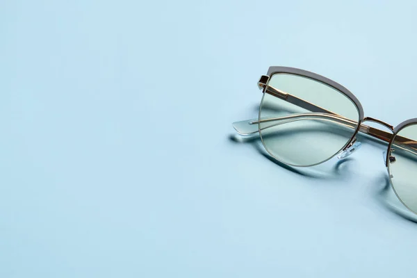 Stilvolle Brille Auf Farbigem Hintergrund Nahaufnahme — Stockfoto
