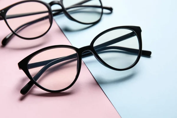 Verschiedene Stylische Brillen Auf Farbigem Hintergrund Nahaufnahme — Stockfoto