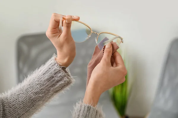 Kobieta Wycierająca Stylowe Okulary Domu Zbliżenie — Zdjęcie stockowe