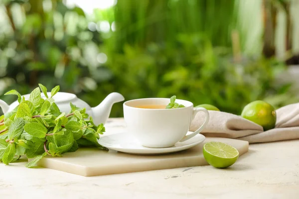 Доска Чашкой Вкусного Зеленого Чая Кастрюлей Ингредиентов Открытом Воздухе — стоковое фото