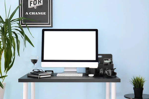 Stylish Workplace Modern Computer Table Color Wall — Stock Photo, Image