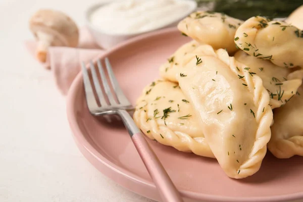 Platta Med Välsmakande Dumplings Ljus Trä Bakgrund Närbild — Stockfoto