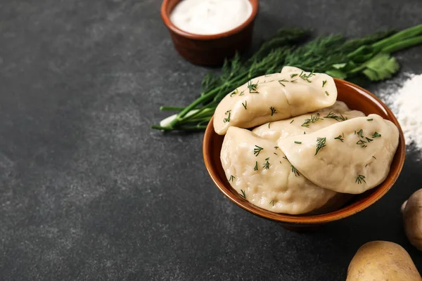 Schaal Met Smakelijke Knoedels Verse Ingrediënten Donkere Achtergrond — Stockfoto