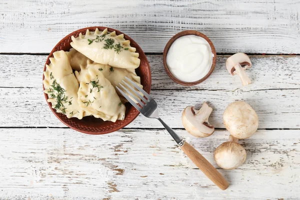 Bowl Tasty Dumplings Sour Cream Mushrooms Light Wooden Background — Stock Photo, Image