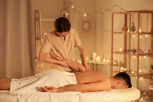 Joven Hombre Teniendo Masaje Salón Spa —  Fotos de Stock