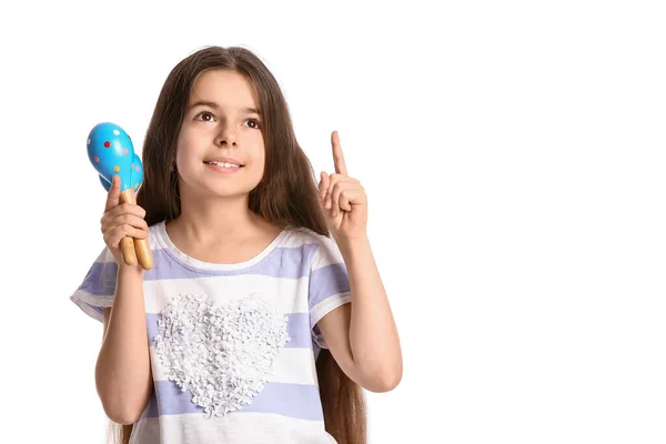 Menina Mexicana Bonito Com Maracas Mostrando Algo Fundo Branco — Fotografia de Stock