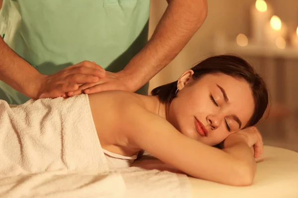 Jonge Vrouw Het Hebben Van Massage Spa Salon — Stockfoto